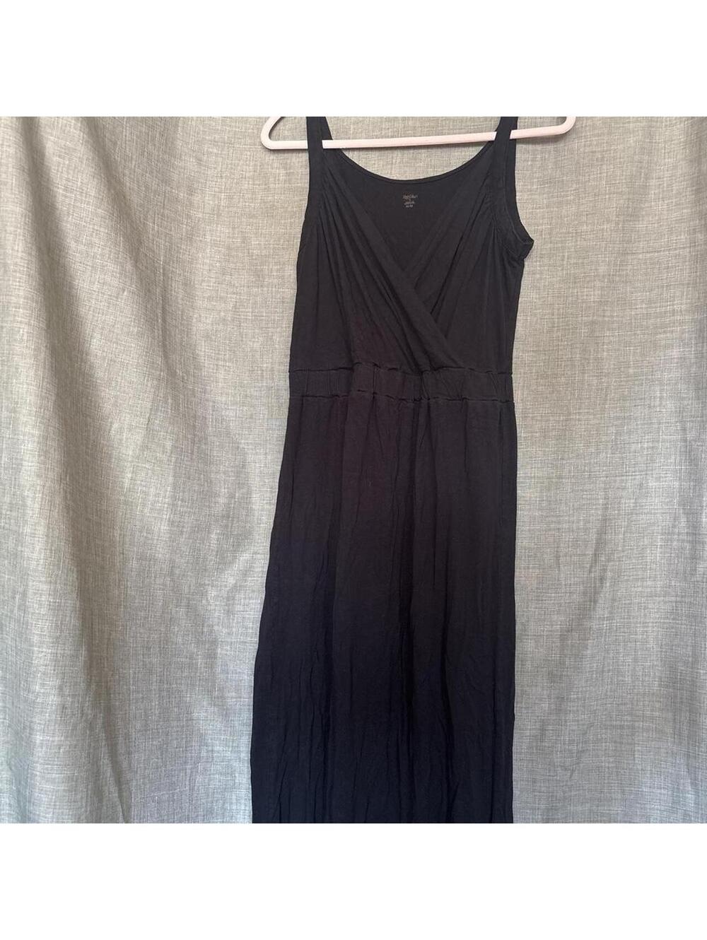 Black maxi dress with a flowy, light summer design #maxidress #summer